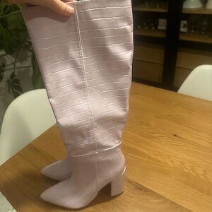 Lavender crocodile boots never worn only tried on size 7